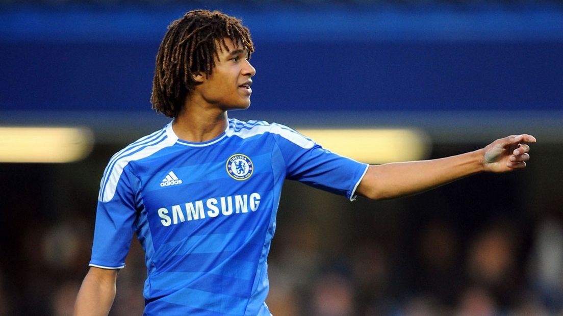 Nathan Aké in het shirt van Chelsea