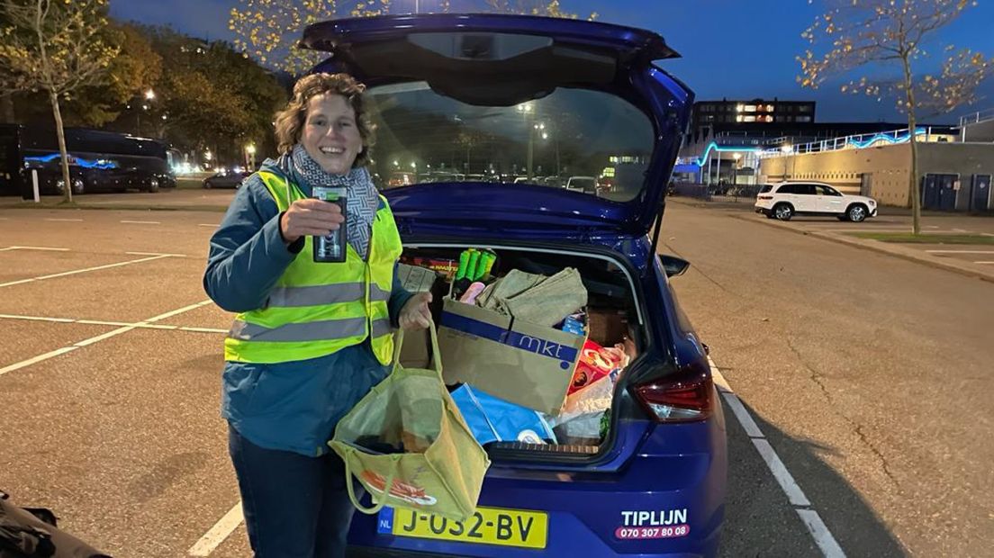 Caroline van Leeuwen doneert bij de auto