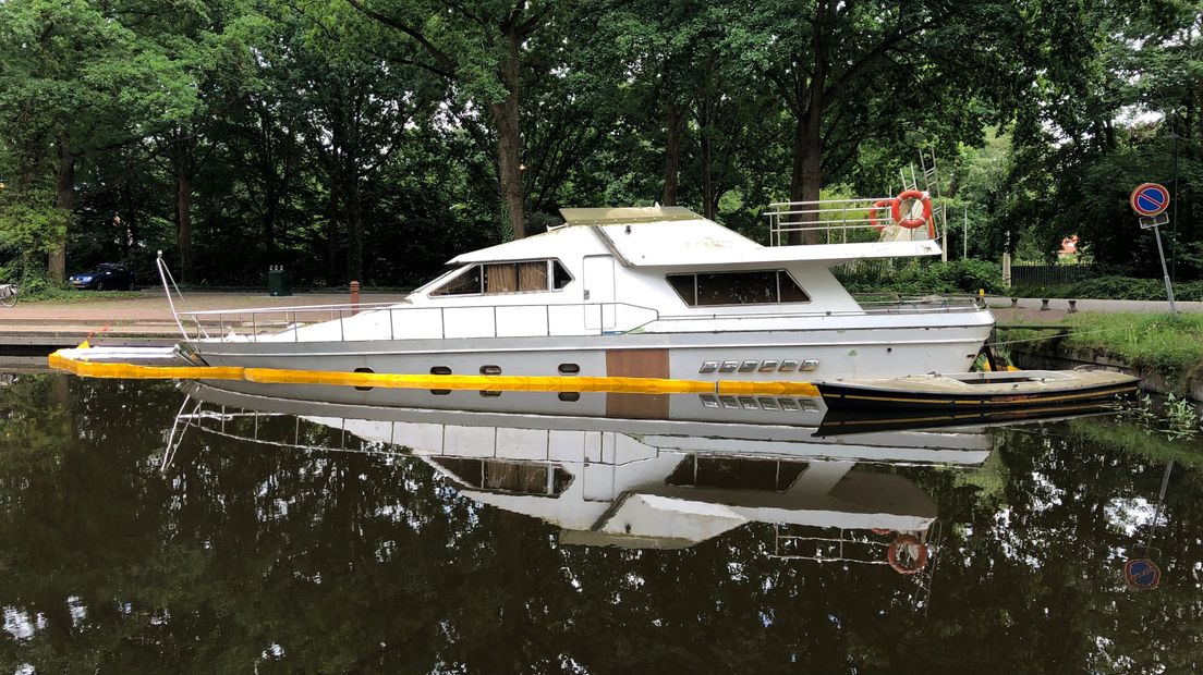 Het zinkende jacht in de haven van Slochteren