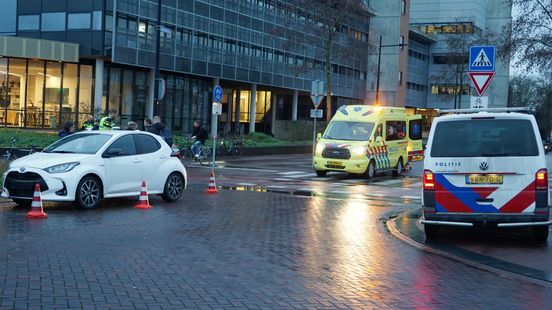 Fietser gewond bij aanrijding in Assen. Fietser gewond bij aanrijding in Assen.