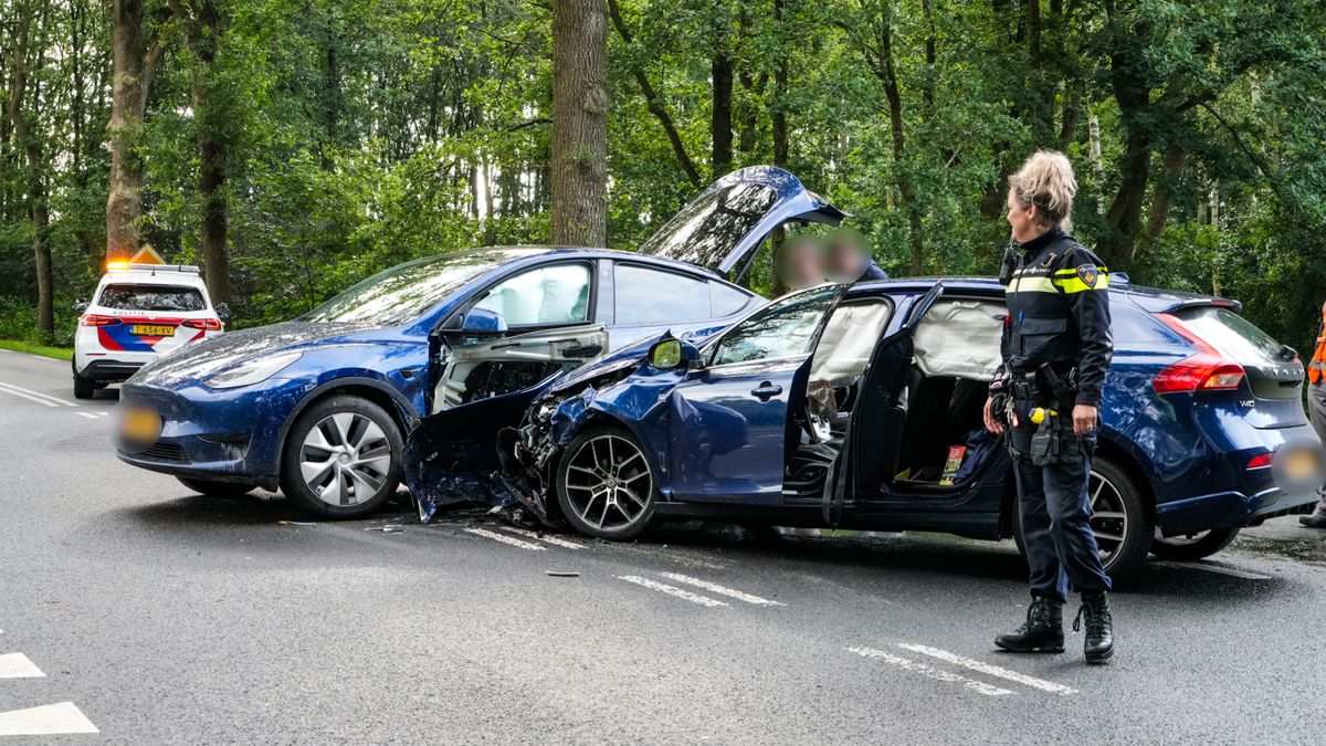Auto's botsen in Valthe, bestuurders komen met de schrik vrij