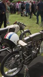 Honderden motoren in TT-parade