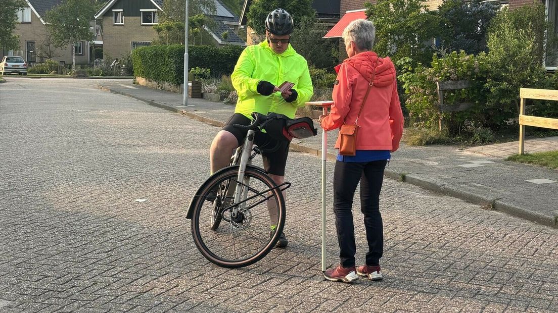 De laatste fietser in Oudemirdum die een stempel ophaalde