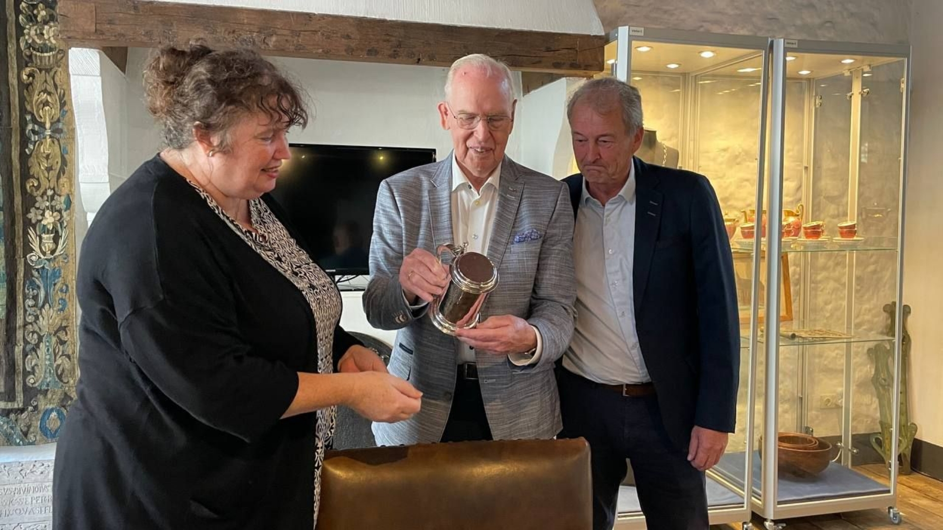 De schenker van het kannetje de heer van der Molen (midden) en directeur van het museum Cynthia Heinen