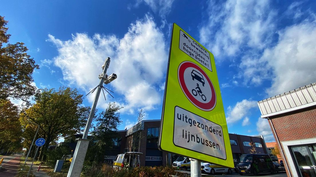 Een van de borden op de Hogeweg, met daarachter de camera