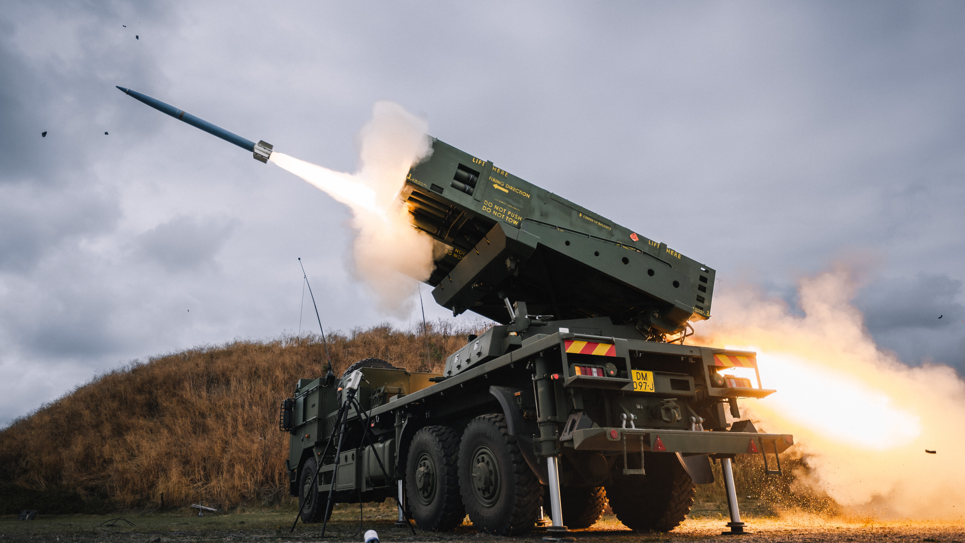 Zestien raketten als test afschieten vanaf de Afsluitdijk, hoe gevaarlijk is dat?
