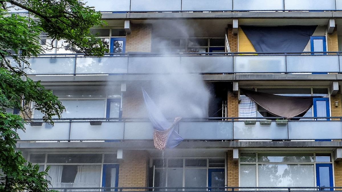 Flinke brand in flatgebouw Enschede: één persoon naar het ziekenhuis