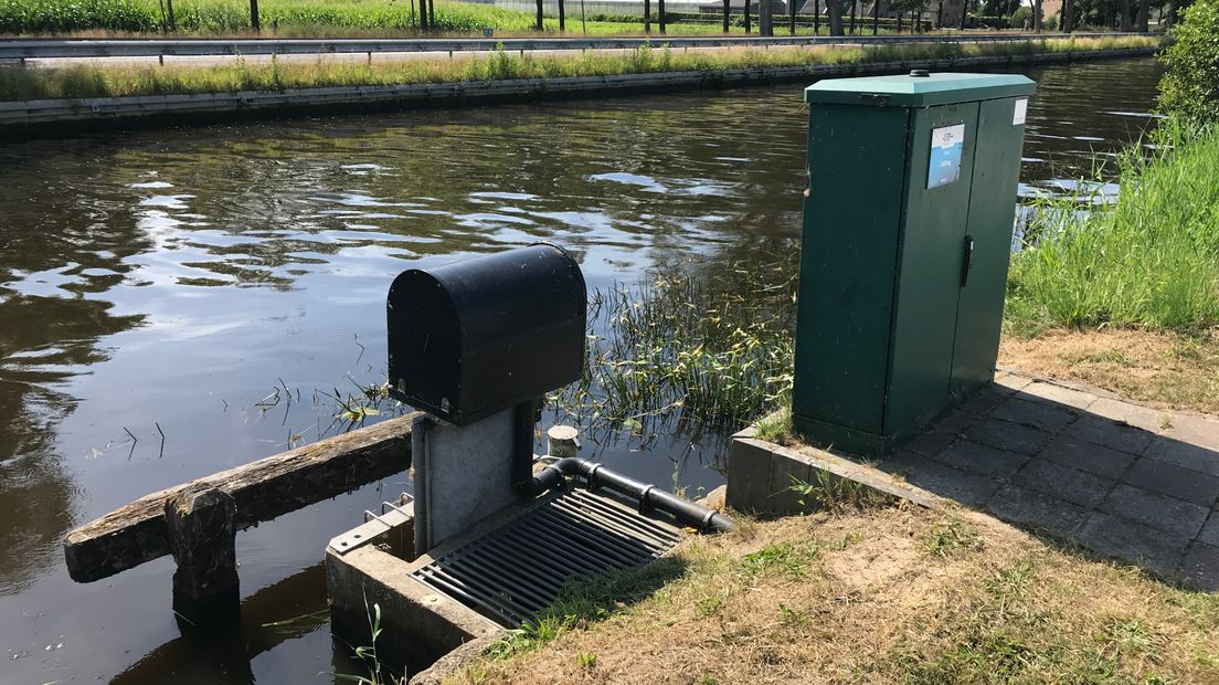 Via het IJsselmeer en de Drentse Hoofdvaart wordt water in de sloten gelaten  (Rechten: Serge Vinkenvleugel/RTV Drenthe)