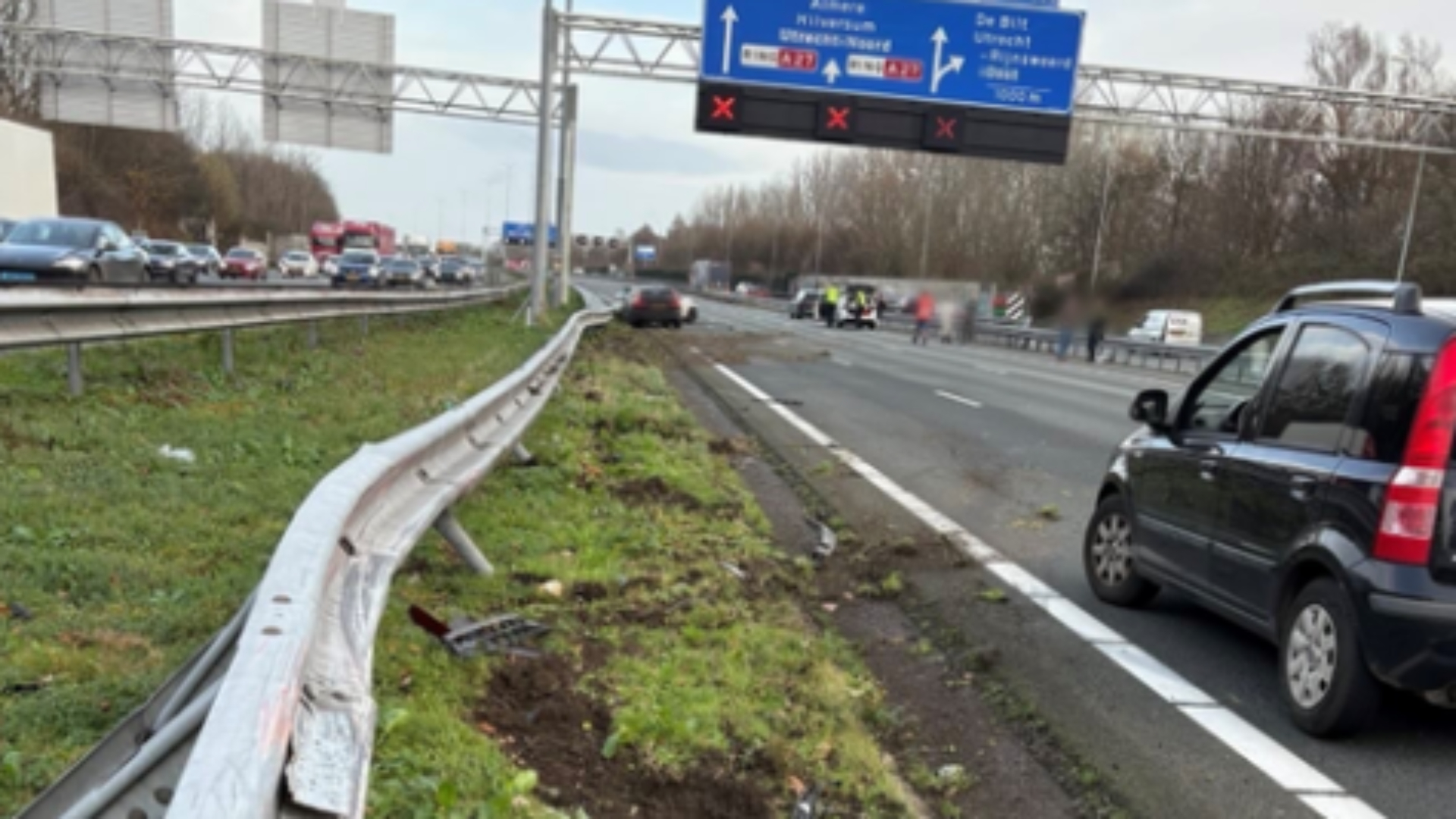 A27 bij Rijnsweerd deels dicht na ongeluk, meerdere voertuigen betrokken.