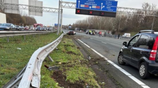 A27 bij Rijnsweerd deels dicht na ongeluk, meerdere voertuigen betrokken. A27 bij Rijnsweerd deels dicht na ongeluk, meerdere voertuigen betrokken.