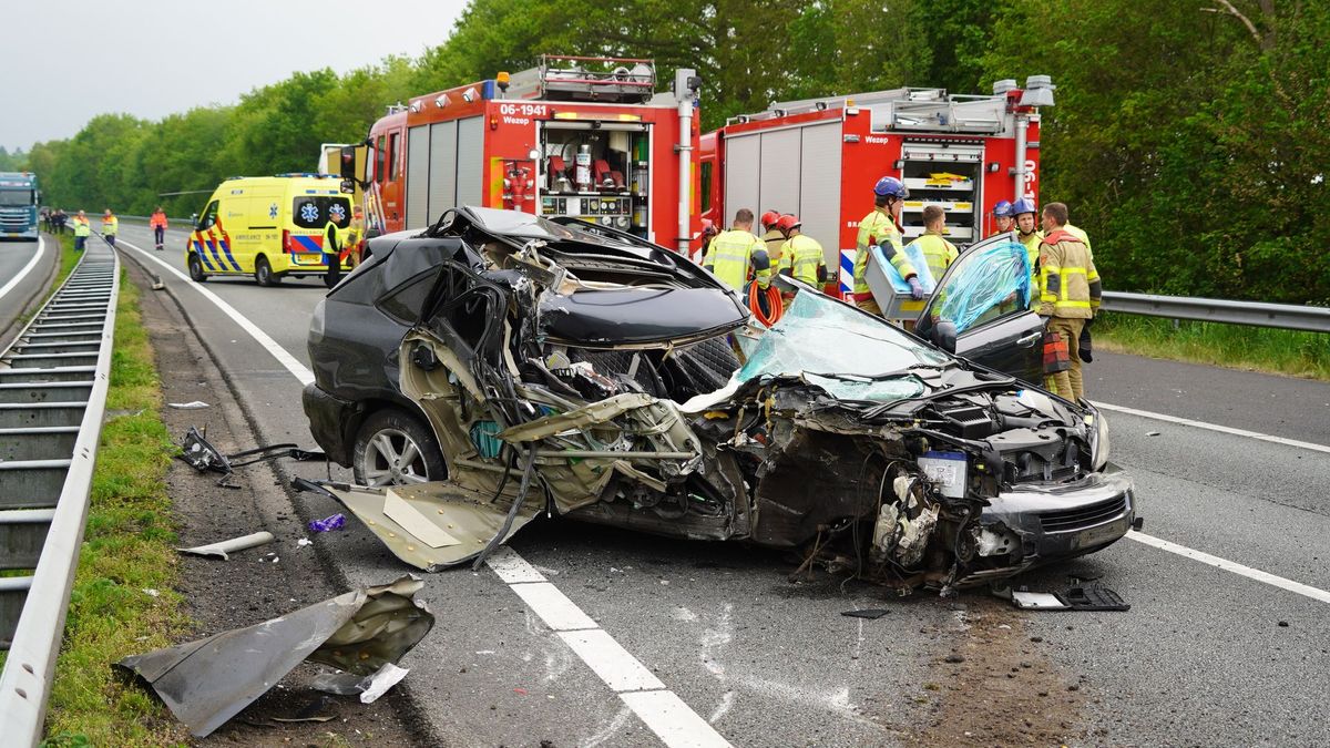 Auto botst achterop vrachtwagen: A28 urenlang afgesloten