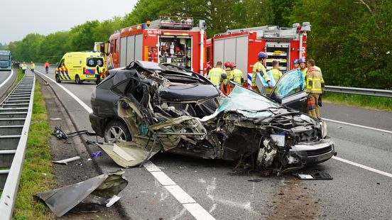 Auto botst achterop vrachtwagen: A28 afgesloten