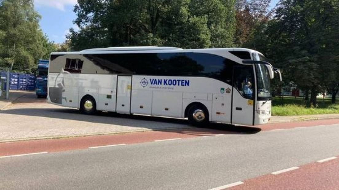 Een bus met evacués uit Afghanistan gaat van Harskamp naar Heumensoord.