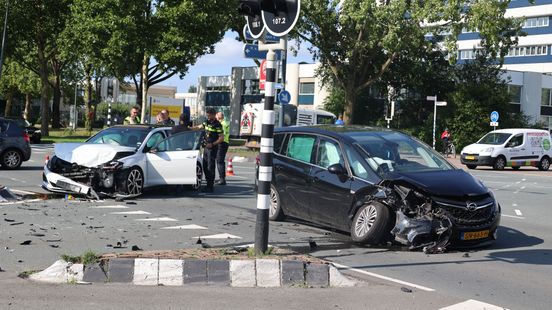 Twee gewonden bij botsing op kruising | Bedrijfspand autohandelaar na explosie gesloten. Twee gewonden bij botsing op kruising | Bedrijfspand autohandelaar na explosie gesloten.