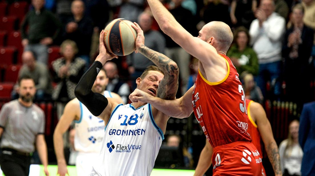 Donar-speler Viktor Gaddefors en Oostende-speler Pierre-Antione Gillet (archief)