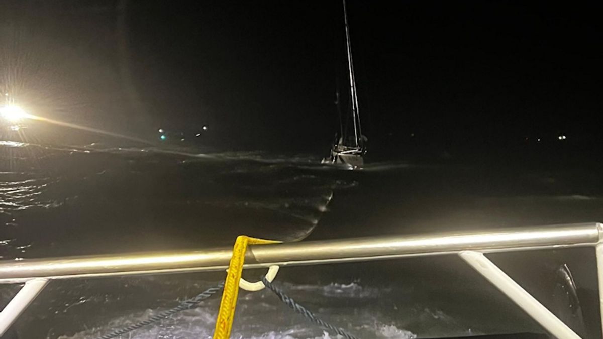 Helikopter haalt gestrande opvarenden van zeiljacht op Noordzee