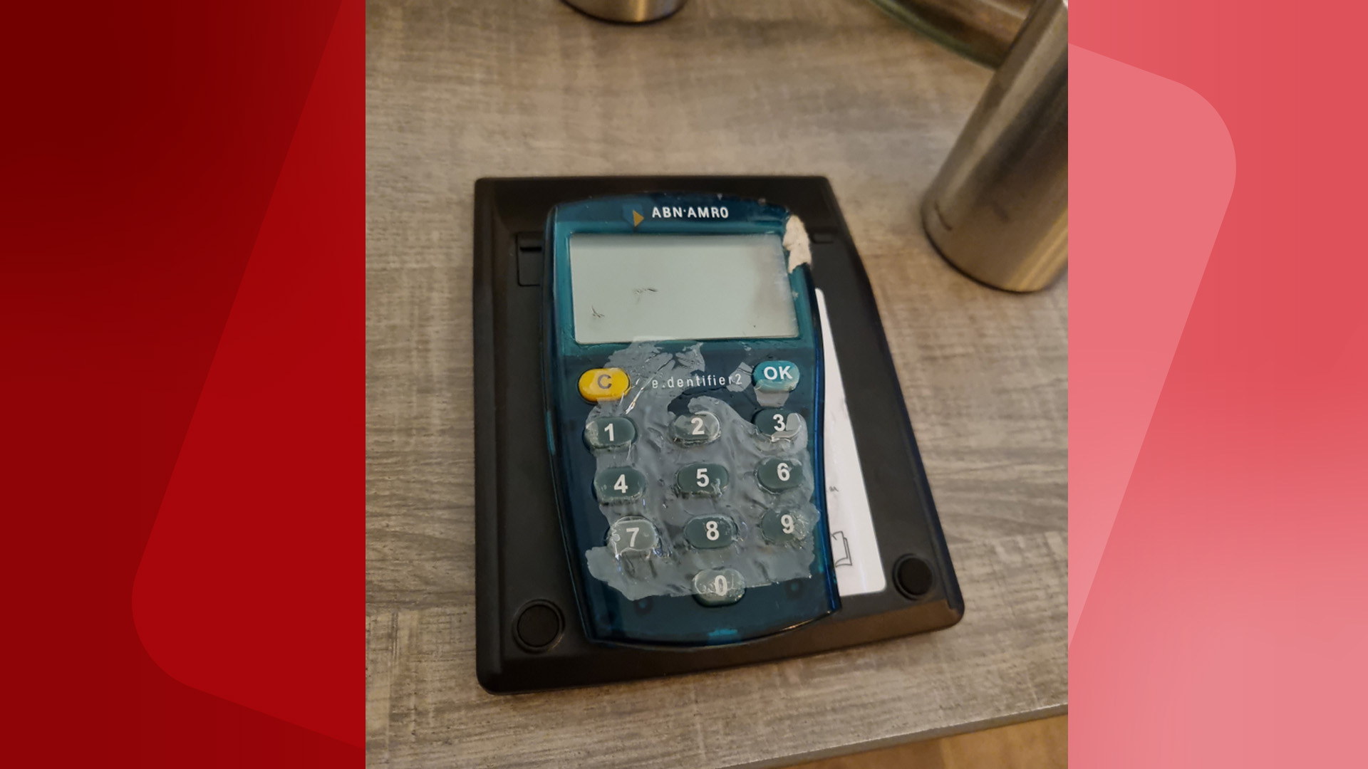Identiteit van oplichter die honderden euro’s stal met nep-pinautomaat bekend