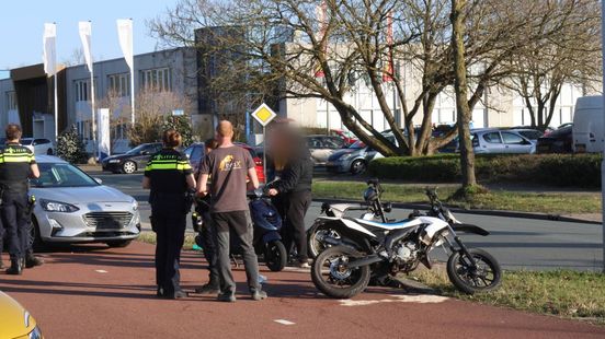 Automobilist rijdt brommer aan tijdens testrit