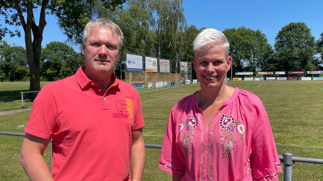 Gerben Loer van SC Scheemda en Annet de Rooy van WVV