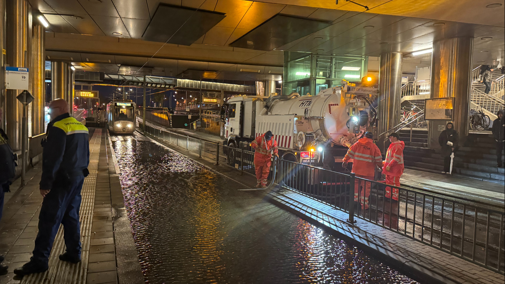 Problemen tijdens ochtendspits in verkeer en openbaar vervoer door regen