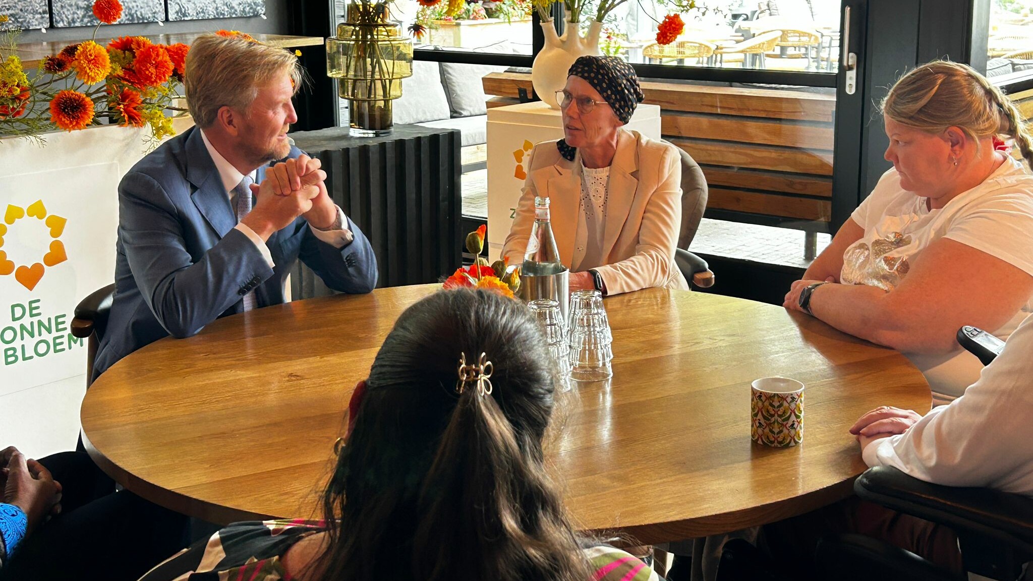 Kening Willem-Alexander yn petear mei dielnimmers fan de Zonnebloem