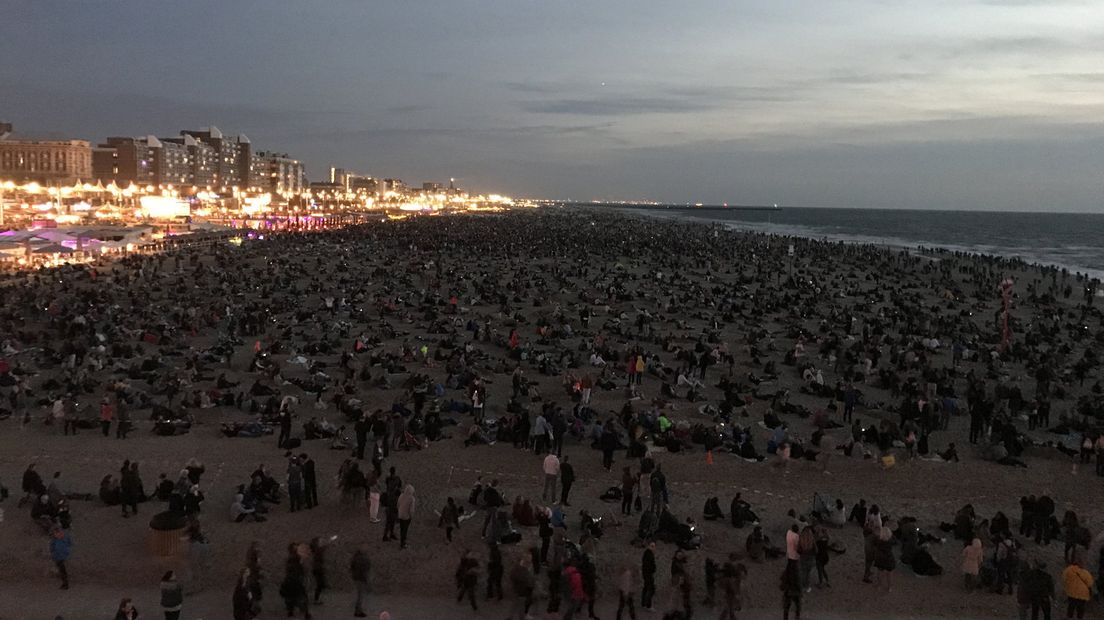 Drukte op het strand bij het Vuurwerkfestival Scheveningen.