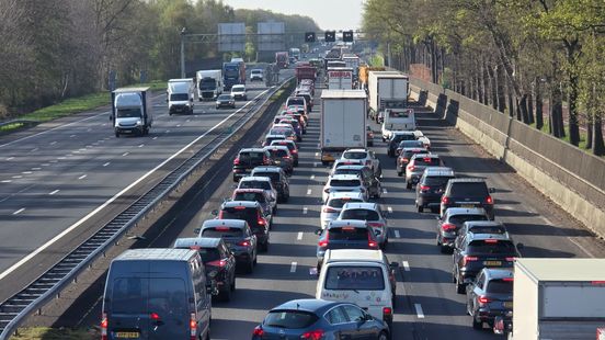 Rijstroken A28 richting Zwolle tijdelijk dicht na ongeluk, verkeer over de vluchtstrook. Rijstroken A28 richting Zwolle tijdelijk dicht na ongeluk, verkeer over de vluchtstrook.
