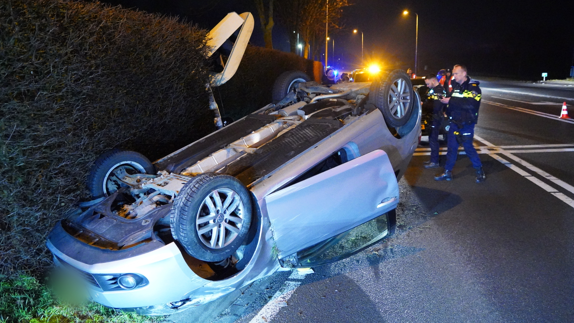 Auto belandt op zn kop na botsing.