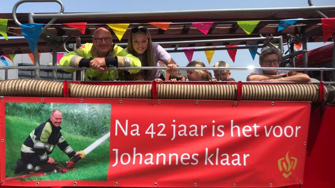 Johannes Krol (l) werd door collega's en familieleden verrast