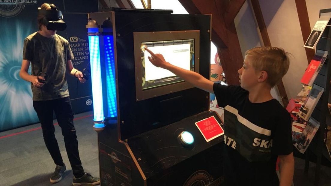 Stan en Jasper spelen de Virtual Reality Game