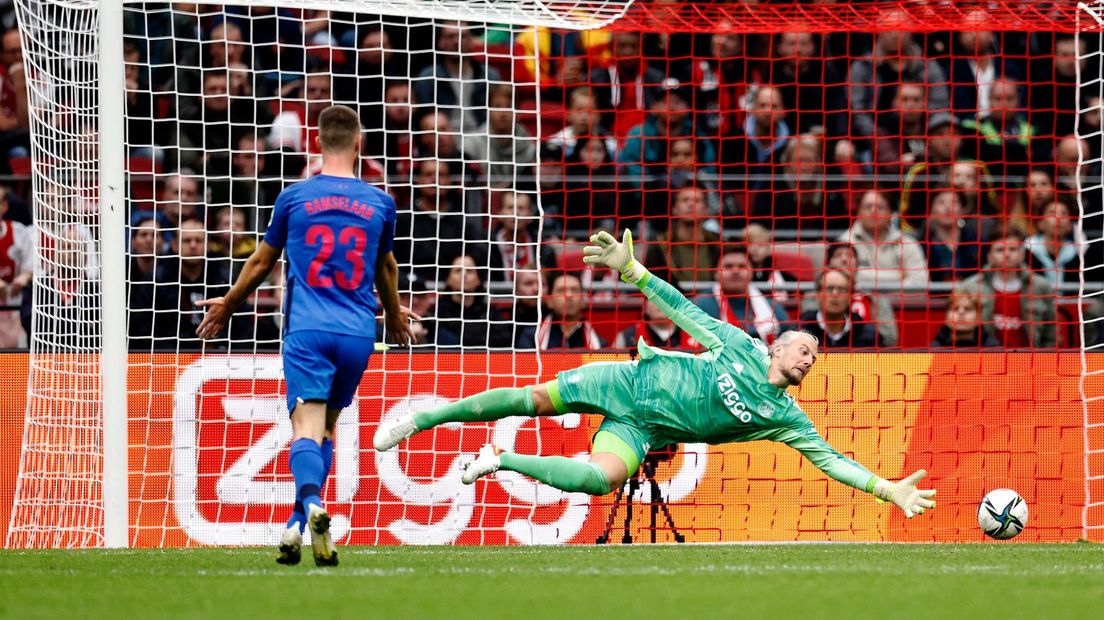 Bart Ramselaar kijkt toe bij de 0-1 van zijn FC Utrecht bij Ajax.