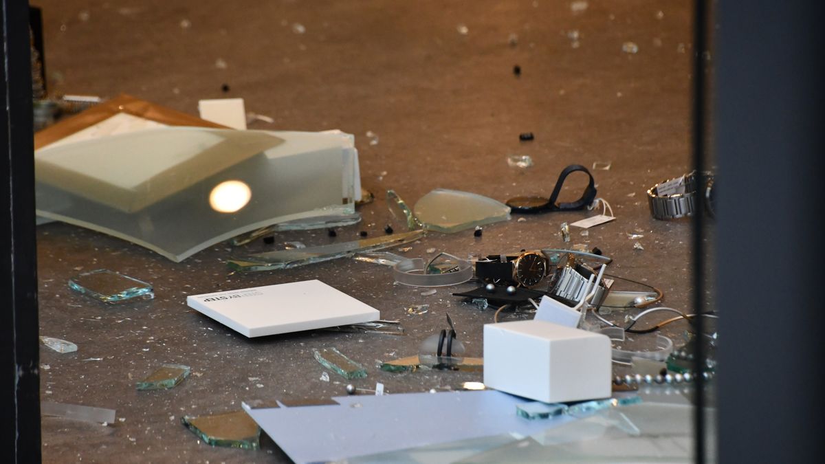 Overvallers bedreigen juweliersmedewerker met mes, daders nog steeds voortvluchtig