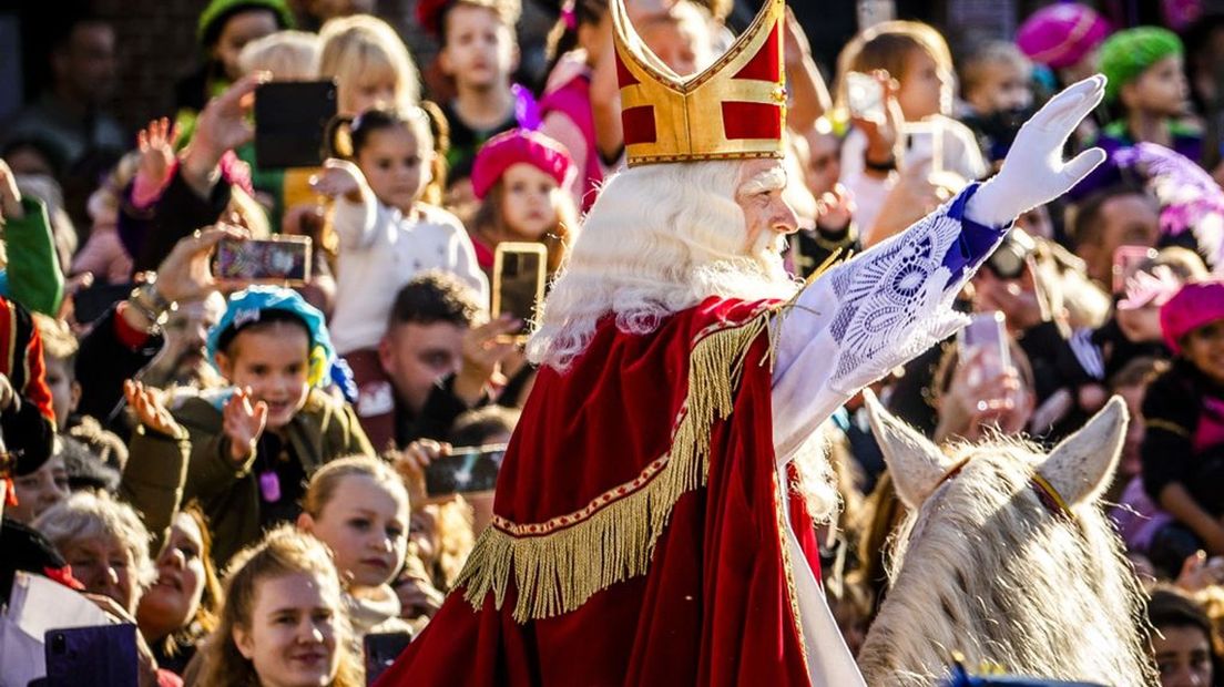 Sinterklaas, stevig in het zadel bij Ozosnel bij de landelijke intocht, afgelopen zaterdag.