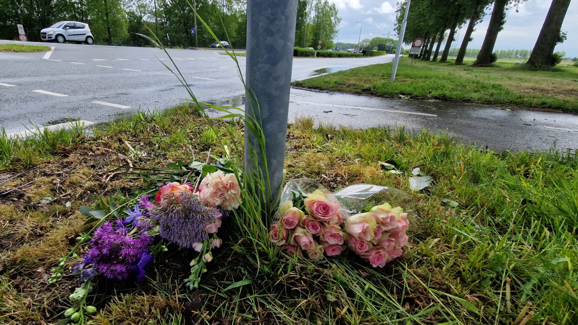 Bloemen bij de oversteekplaats waar in mei een vrouw verongelukte.
