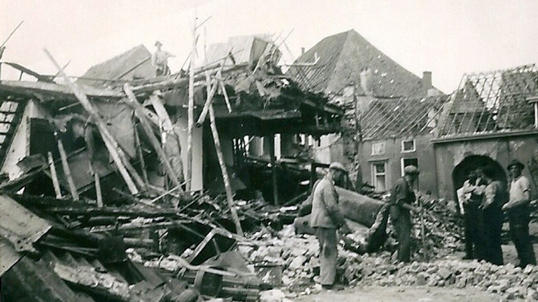 Huissen stroomt in de tweede helft van september 1944 vol met vluchtelingen uit Arnhem. De bevolking is bijna verdubbeld, naast de 6000 Huissenaren denken maar liefst 4000 evacués in de stad een veilig heenkomen gevonden te hebben. Het is er ook veiliger dan in Arnhem, tot 2 oktober 1944, een rampzalige dag voor Huissen. Amerikaanse bommenwerpers storten aan het begin van de middag dood en verderf uit over Huissen en omgeving. 98 mensen komen om het leven.