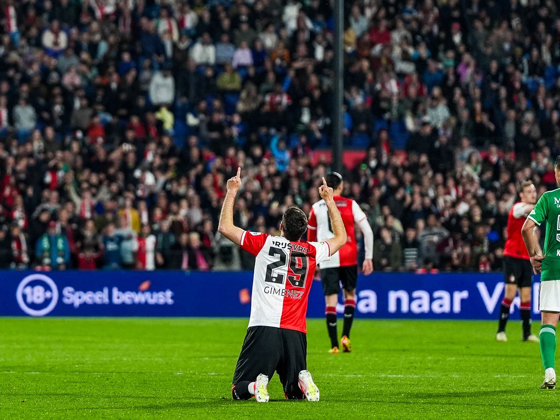 Santiago Gimenez viert één van zijn twee doelpunten voor Feyenoord tegen PEC Zwolle