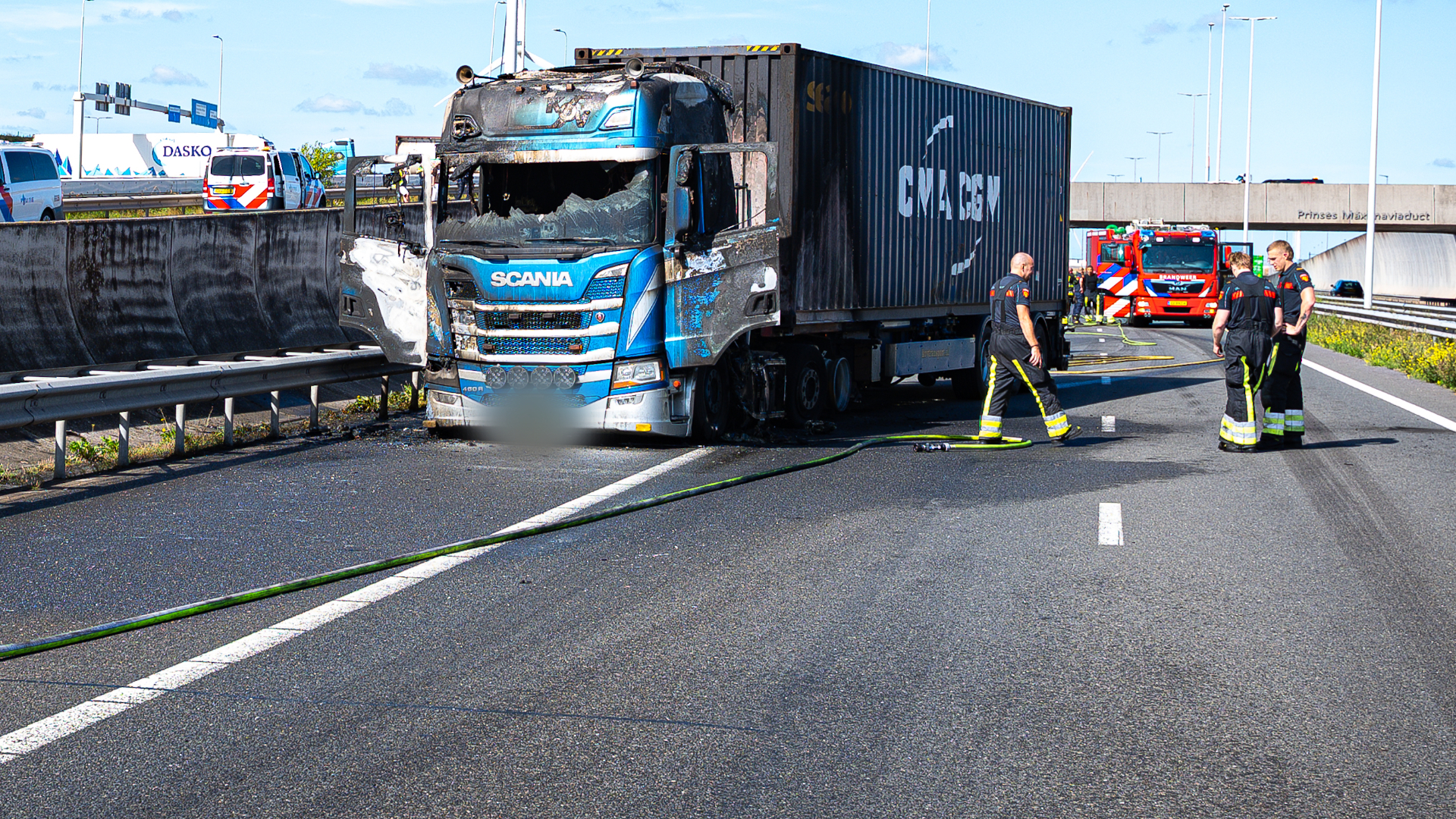 De cabine van de vrachtwagen is volledig uitgebrand.