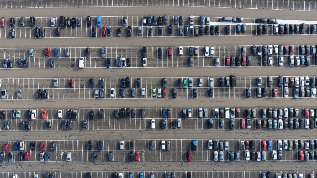 Auto's op het parkeerterrein van de veerhaven