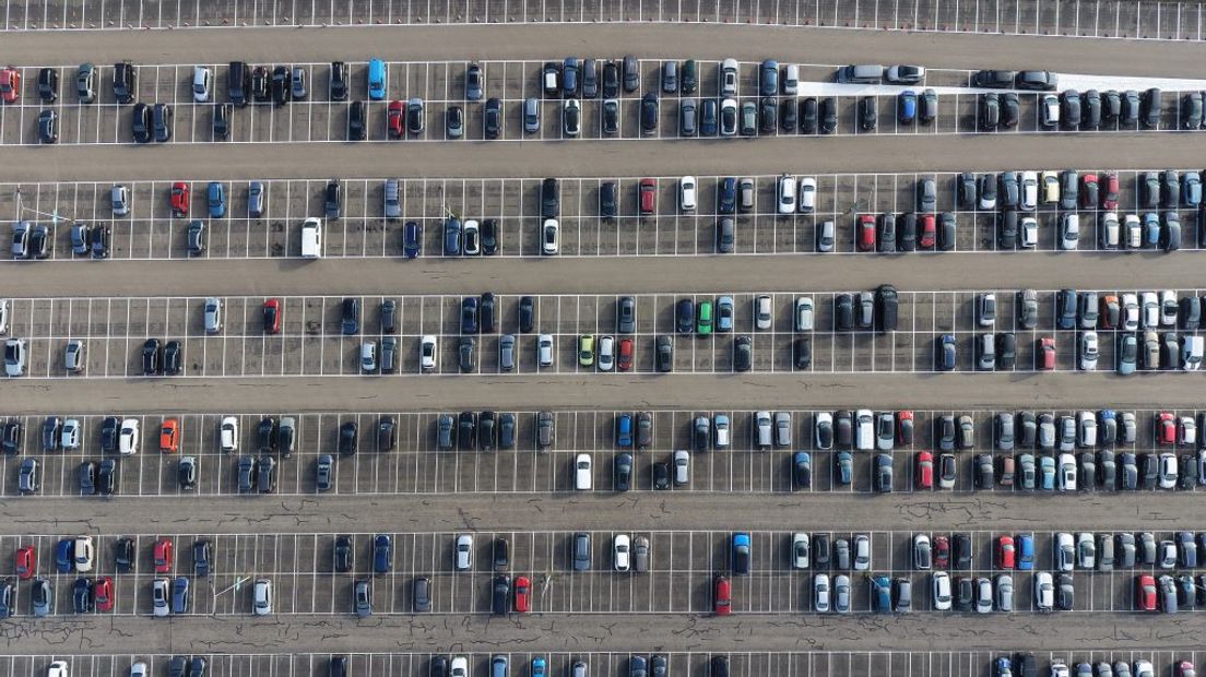 Auto's op het parkeerterrein van de veerhaven
