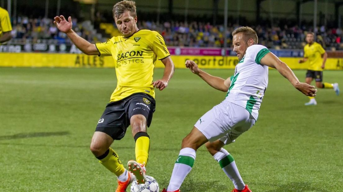 Bart van Hintum in duel met VVV-speler Richard Neudecker