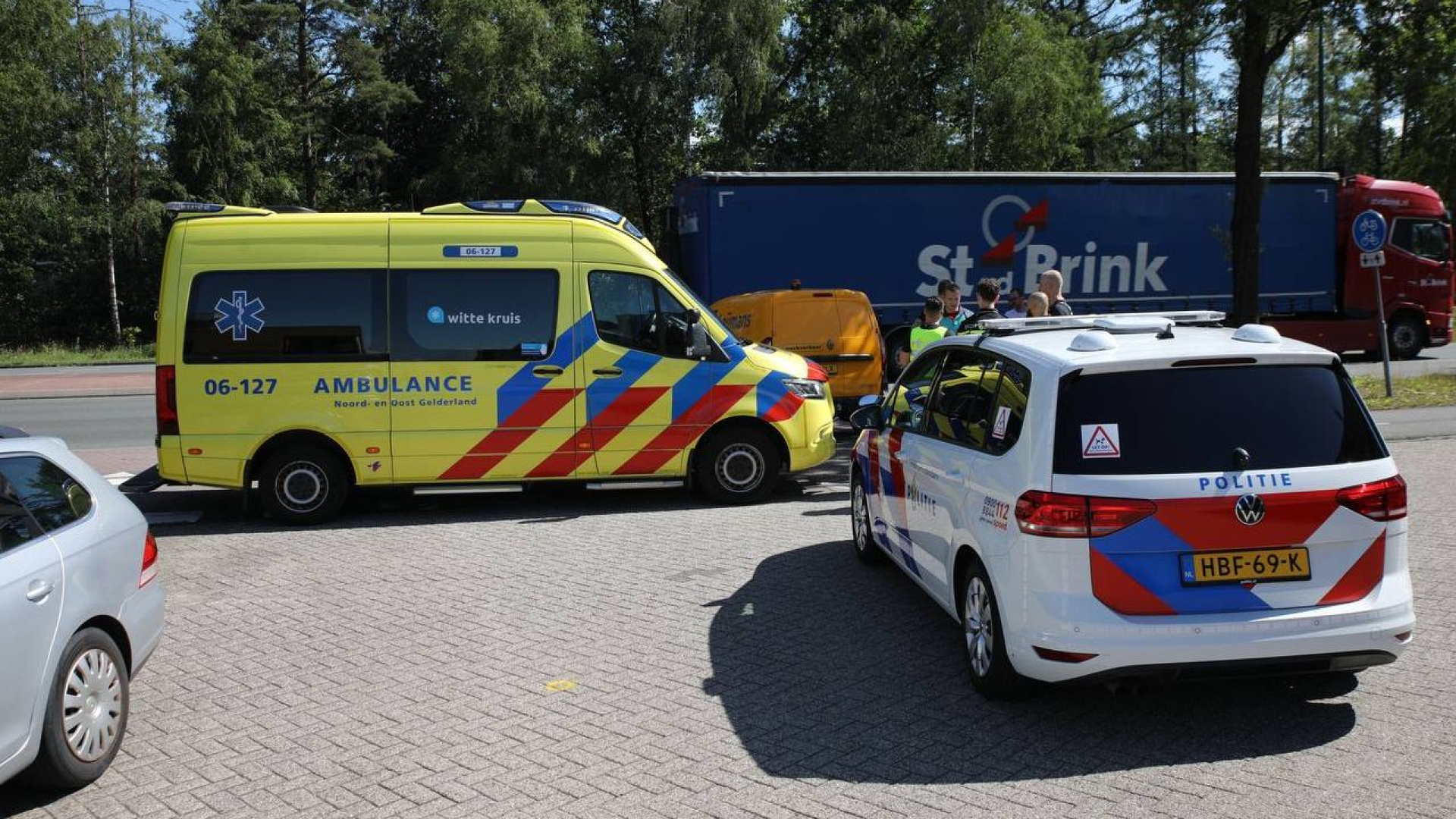 Scooterrijder gewond · auto botst tegen boom
