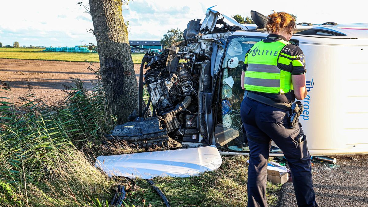Twee personen raken gewond na ongeluk met meerdere auto's bij Surhuisterveen