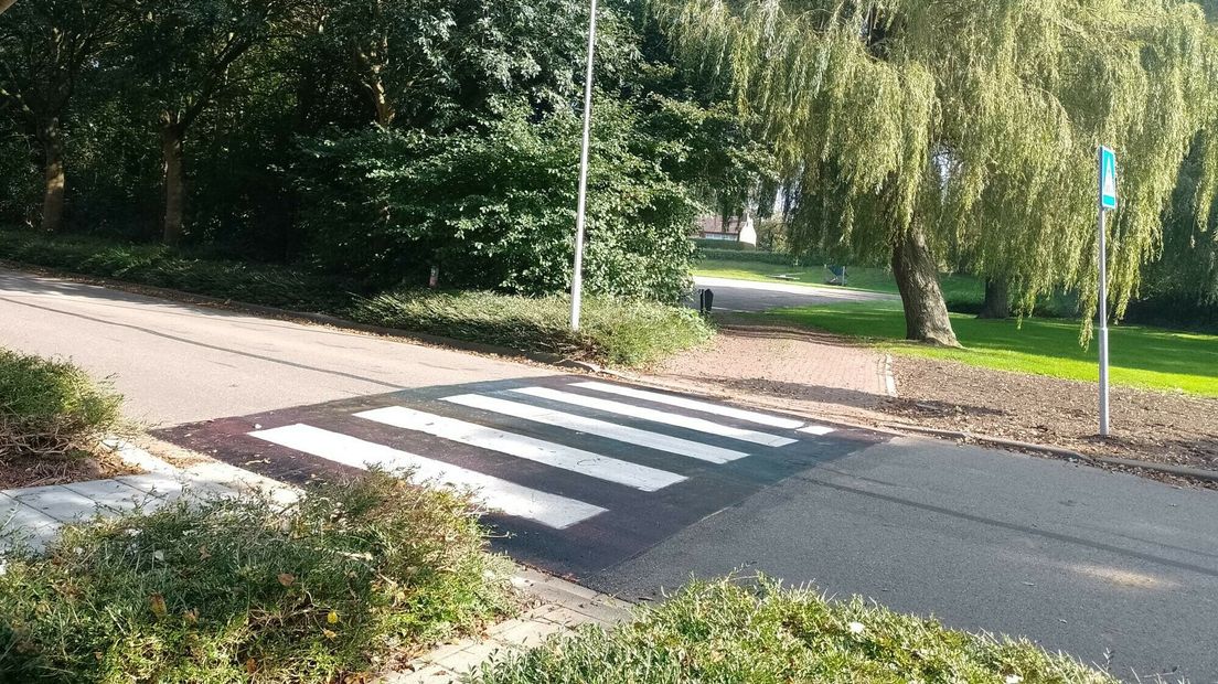 Het zebrapad in Biervliet is opnieuw zwartgeverfd
