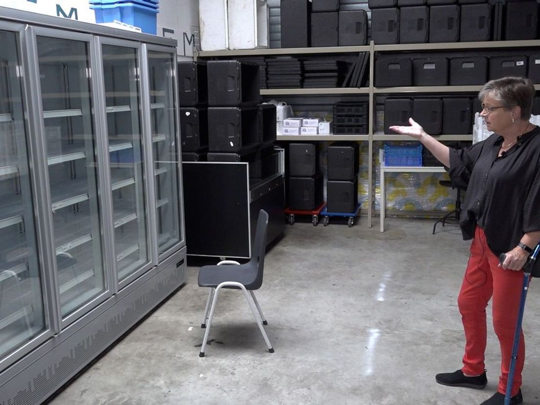 'Normaal gesproken staat deze koelkast vol', vertelt Joke Cats van de voedselbank in Maassluis