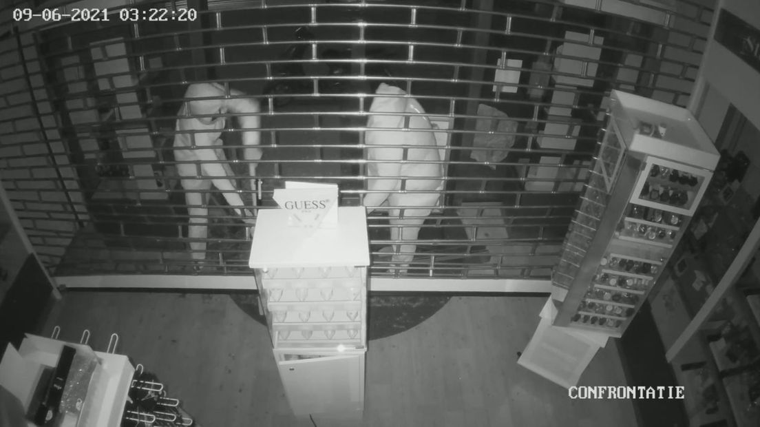 Beelden van de bewakingscamera waarop de twee inbrekers te zien zijn