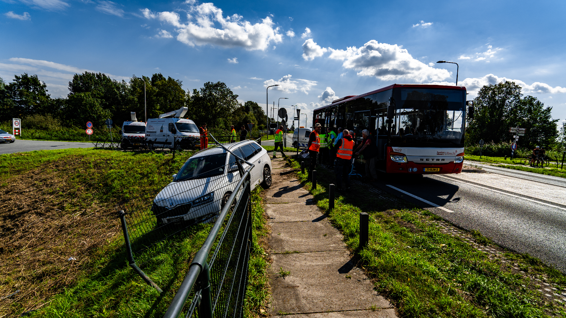 Aanrijding tussen een bus en auto bij Kamerik