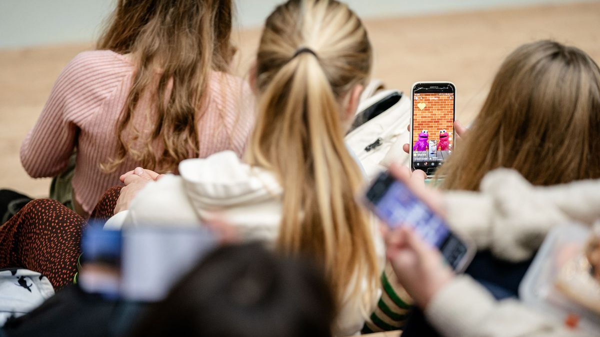 'Thuis of in de kluis': mobiel komt hier de klas niet in - Omroep