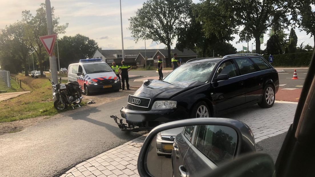Bij een ongeval op de Rijksweg in Ede is dinsdagmiddag een motorrijder zwaargewond geraakt.