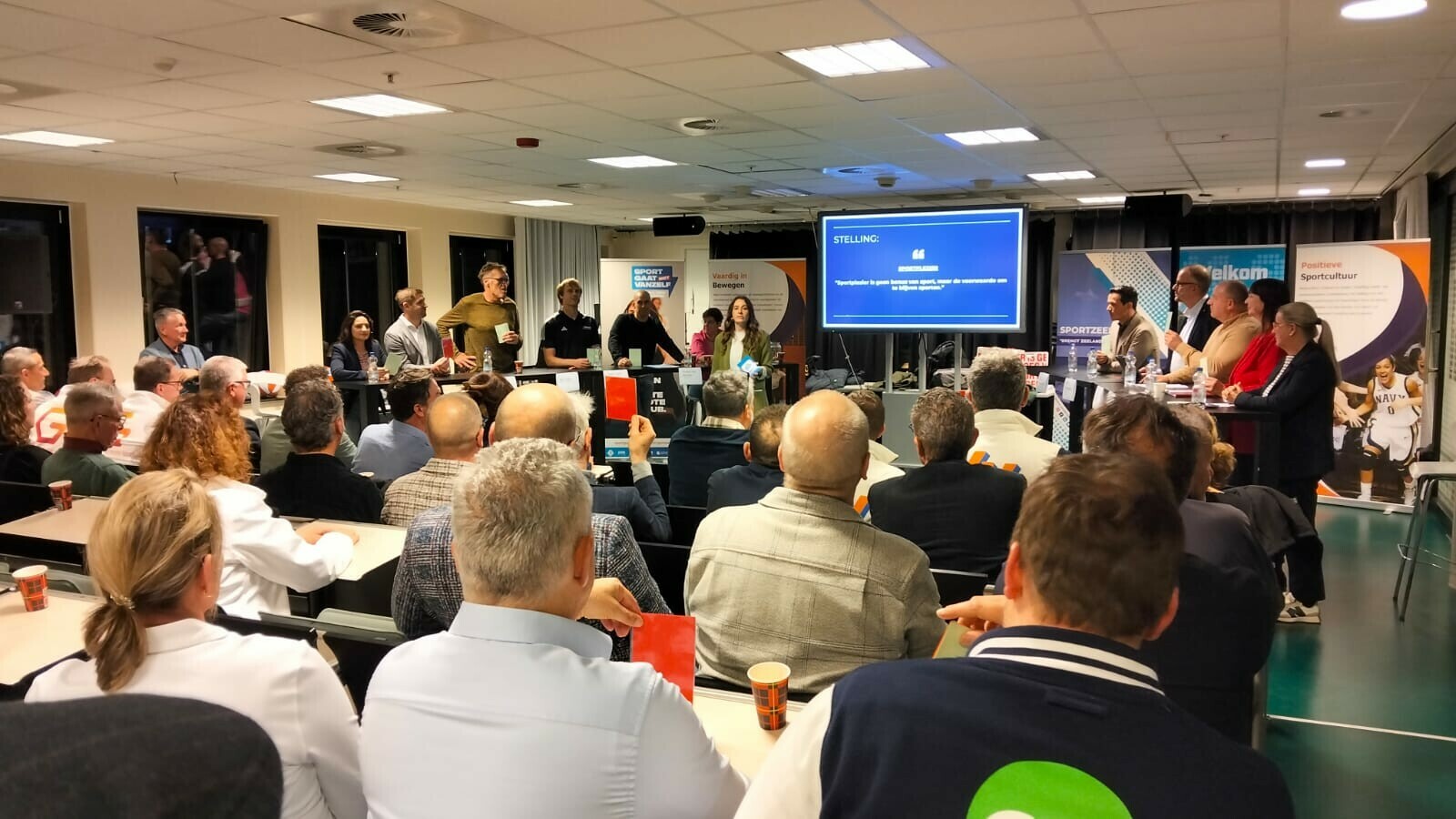 Volle zaal bij sportdebat: 'Hoe houden we sport betaalbaar, toegankelijk en leuk?'