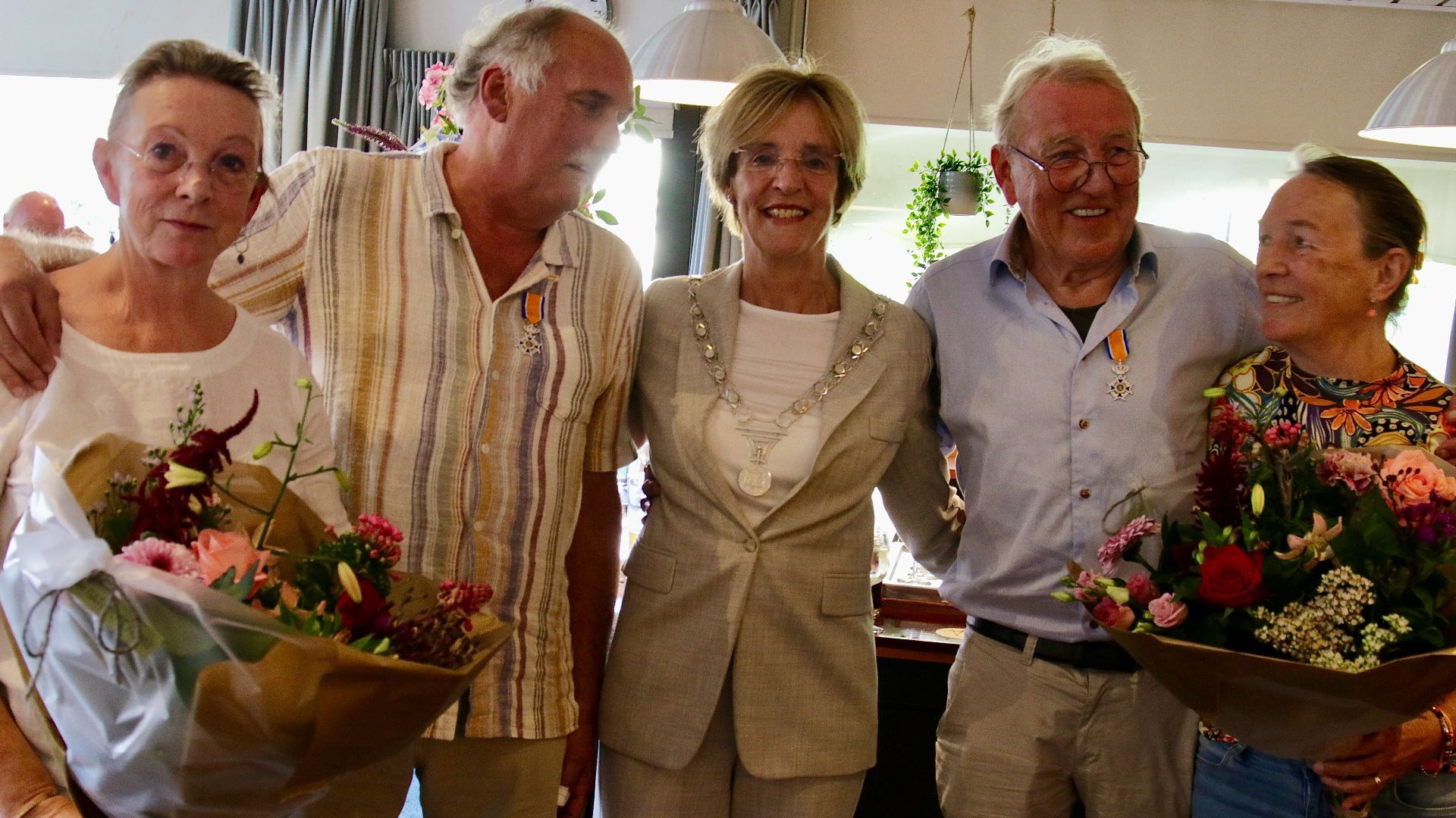 Burgemeester Bronsvoort in het midden met op de foto links Gerard Molleman en rechts Anton Stortelder.